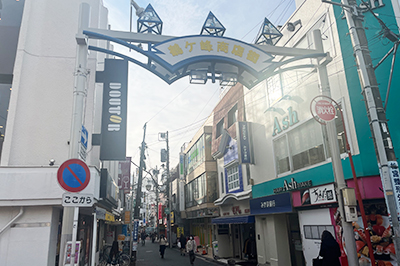 正面のある鶴ヶ峰商店街を直進します