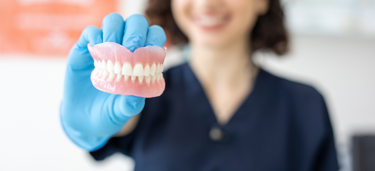 インプラント治療と入れ歯の違いとは?種類ごとの選び方を歯科医が徹底解説