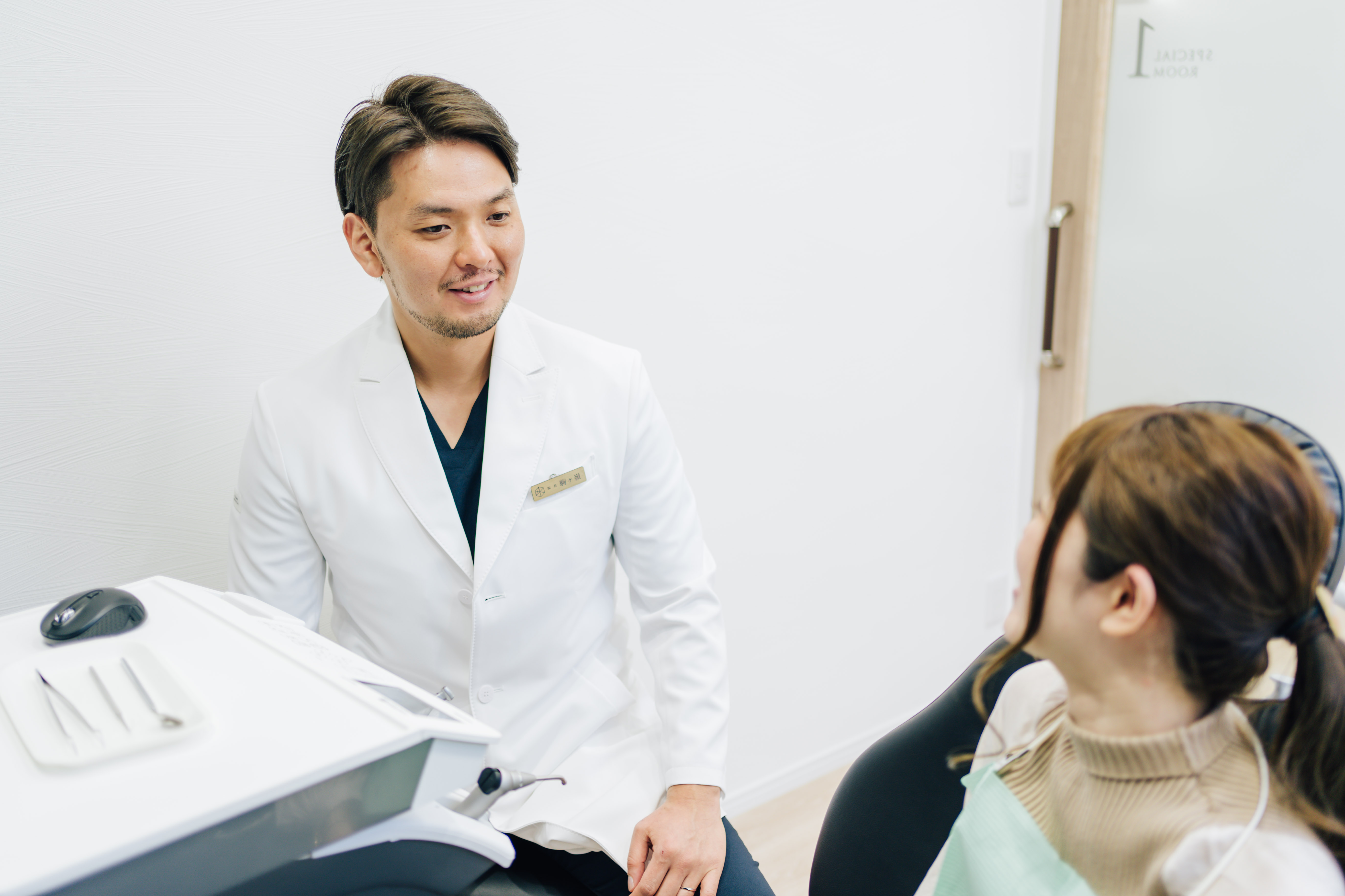 セラミックで“横顔の印象”は変わる?前歯の厚みと口元のバランスを解説