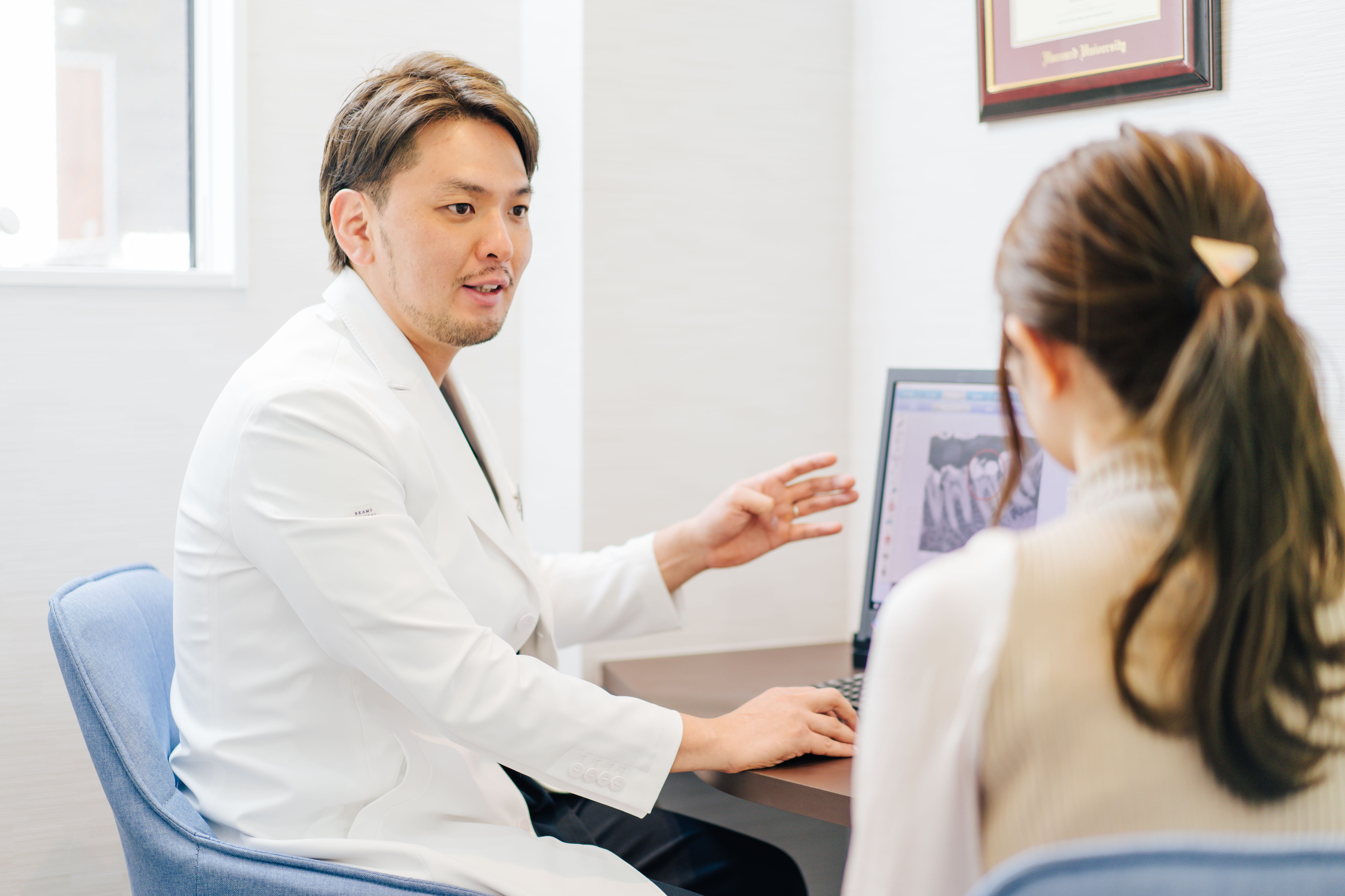 セラミックで“横顔の印象”は変わる?前歯の厚みと口元のバランスを解説